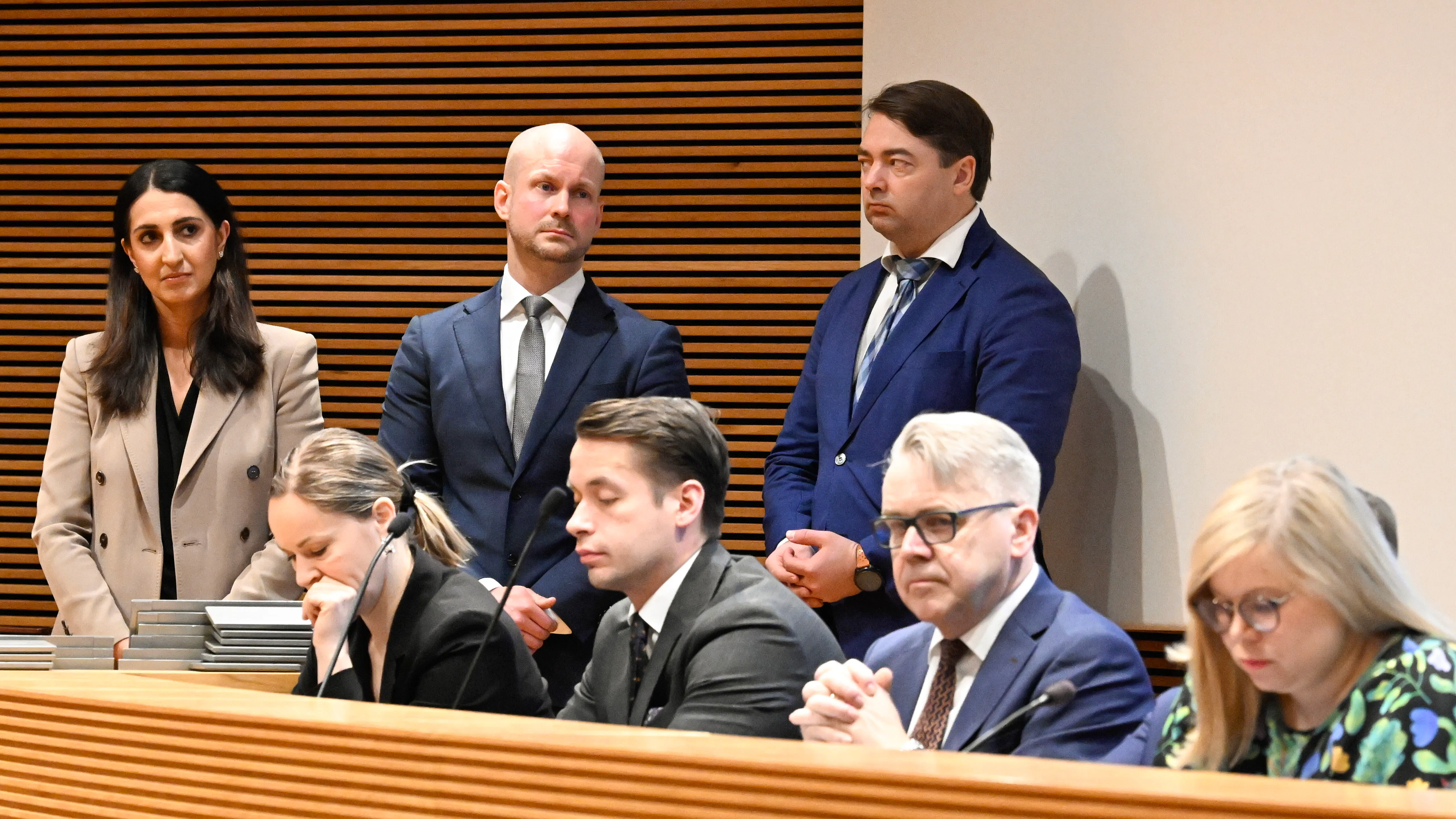 Valtiovarainministeriön oletukset ovat epärealistisia, sanoo ekonomisti ja vaatii veronkorotuksia leikkausten sijaan.